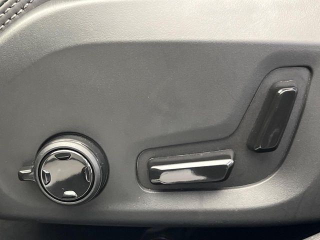 【パワーシート】スイッチ一つで簡単にシート位置の微調整が可能！電動だから力もいりません！自分に最適なシートポジションにセットして、快適なドライブをお楽しみください。