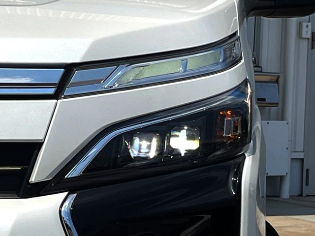 【LEDヘッドライト】悪天候や夜間走行時も良好な視界を確保し安心して運転できる高輝度LEDヘッドライトを装備！点灯速度が早く、消費電力も抑えられています。