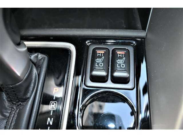 運転席、助手席にシートヒーターも装備！寒い日も快適です♪