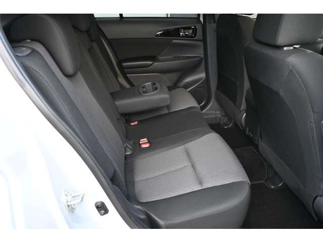 後席にもゆとりのスペースを確保！センターアームレストでさらにリラックス！