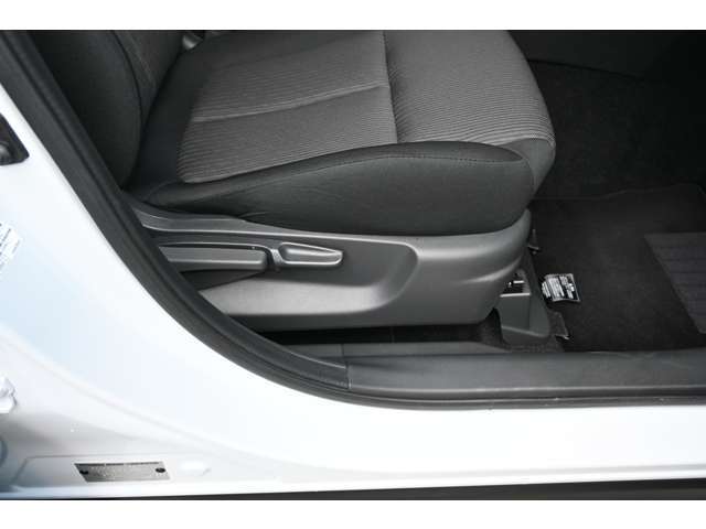 シートの座面の高さを調節でき、体格に合わせた最適なポジションを設定できます。