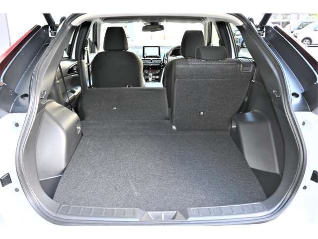 後部座席を倒すとたっぷりお荷物が積めますよ♪
