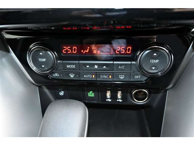 車内はいつでも快適に！フルオートエアコン装備！