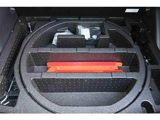 万が一のタイヤトラブルの為にパンク修理キットを搭載しています！