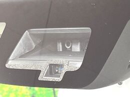 【スズキ　セーフティサポート】走行中に前方の車両等を認識し、衝突しそうな時は警報とブレーキで衝突回避と被害軽減をアシスト。より安全にドライブをお楽しみいただけます。