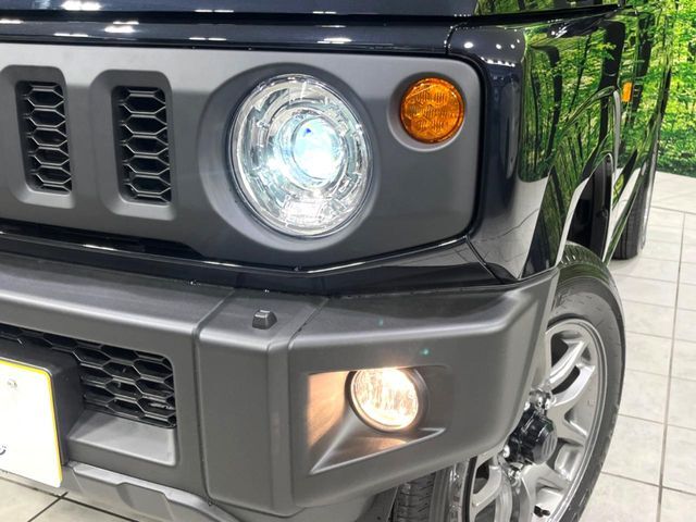 【LEDヘッドライト】悪天候や夜間走行時も良好な視界を確保し安心して運転できる高輝度LEDヘッドライトを装備！点灯速度が早く、消費電力も抑えられています。