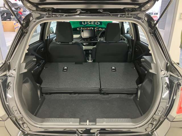 リヤシートを倒せば広い荷室です。
