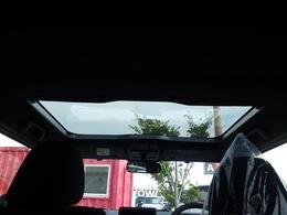 【スカイフィールトップ】全グレード標準搭載のスカイフィールトップ！優れた開放感で車内にいながらもパノラマ感のある景色を楽しめます！紫外線＆赤外線カット機能や開閉可能なシェードも魅力的です♪