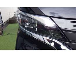 自動車のライトは、主にヘッドライト・スモールライト・テールランプがあります。　　　　　　　ヘッドライトは、ハイビームとロービームを状況に応じて適切に使い分けることが重要です。