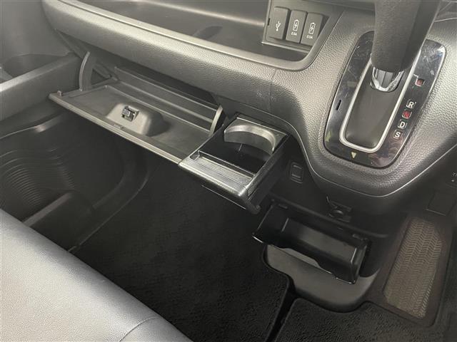 【グローブボックス】車検証ケースや、日頃使う小物類の収納に便利ですね！
