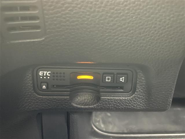 【ETC】有料道路を利用する際に料金所で停止することなく通過できる、ETC車載器（ノンストップ自動料金収受システム機器）が装備されています。セットアップを行うことで利用可能になります。