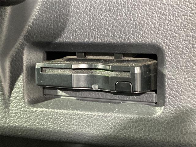 【ETC】有料道路を利用する際に料金所で停止することなく通過できる、ETC車載器（ノンストップ自動料金収受システム機器）が装備されています。セットアップを行うことで利用可能になります。