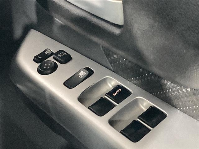 【パワーウインドウ】運転席のスイッチで、各席の窓ガラスの開閉ができます！あると便利ですよね！