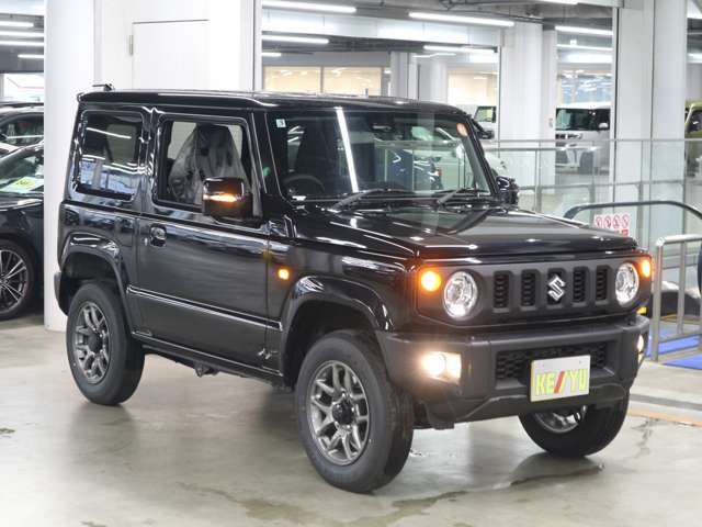 雨が降ってもゆったりと車選びができる全天候型立体展示場！エスカレーター完備！