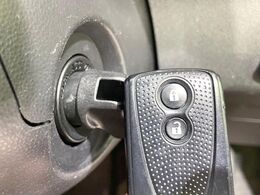 【キーフリーシステム】カバンやポケットに入れたままでもドアの施錠・解錠が可能なスマートキーを装備。エンジンのオン・オフ時もカギを取り出す必要が無いからとっても便利です♪