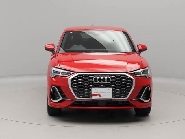 スポーティさと落ち着いた印象が同居したフロントマスク　LEDヘッドライト付き