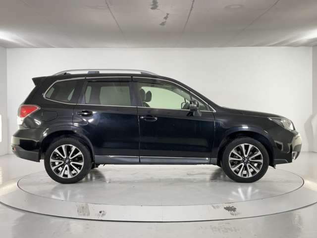 中古車でもスタンダードになりつつある【ボディーコーティング】当店自慢の専門スタッフによる異物除去・磨きと下地作りから施工する親水ガラスコーティングプランもご用意してます◎