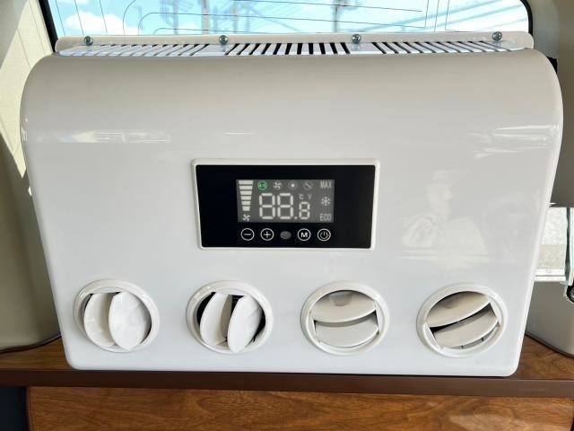 オプションでクーラーの設置が可能です！12Vクーラー・リン酸リチウムイオンバッテリー100A・専用電圧計・専用走行充電がセットになったパックとなります。※設置の場合、シンクレス又は左右反転となります。