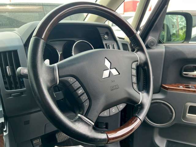 ウッドコンビハンドル♪高級感のあるステアリングで運転がより楽しくなります♪