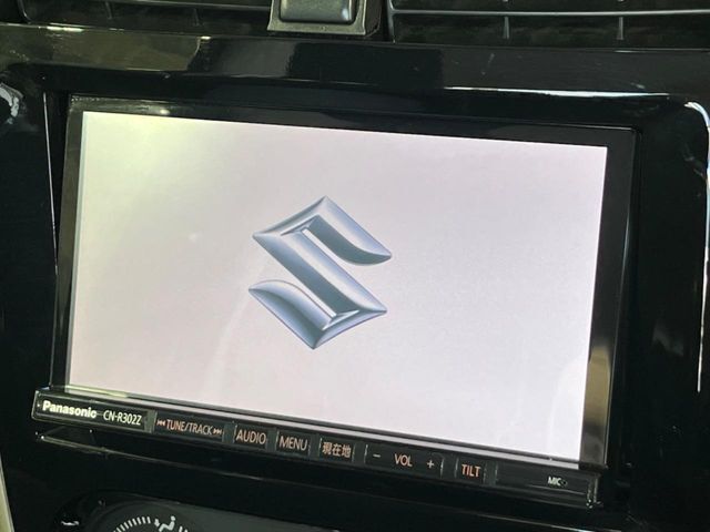 【純正ナビ】人気の純正ナビを装備しております。ナビの使いやすさはもちろん、オーディオ機能も充実！キャンプや旅行はもちろん、通勤や買い物など普段のドライブも楽しくなるはず♪
