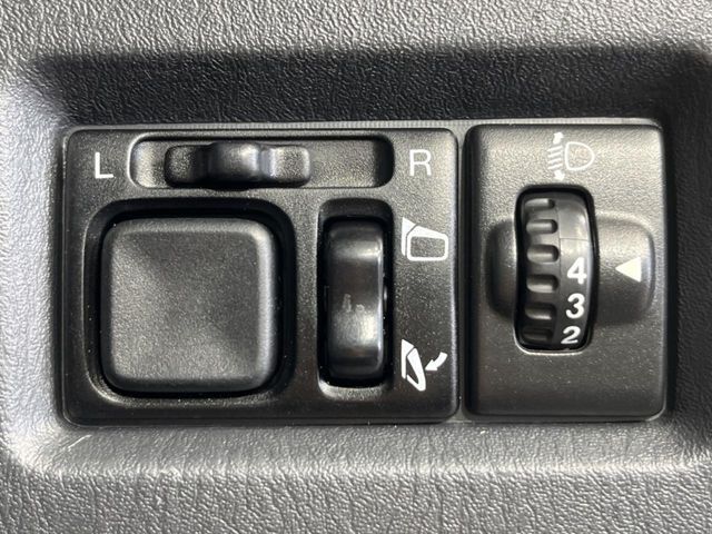 【電動格納ミラー】サイドミラーは電動格納式となっており、狭い駐車場でもキズがつくリスクを抑えられます。