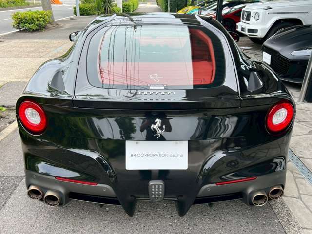 ■アダプティブフロントライトシステム■インストルメントパネル■スクーデリアフェラーリシールド■エレキトロニックミラー（電格ミラー）■パーキングカメラ■スポーツシルカバー■ペインテッドインナーインサート