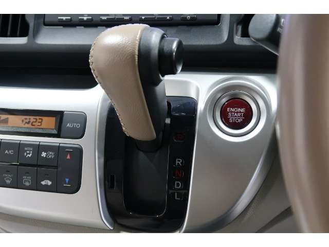 インパネシフトだから視線の移動も少なく足元もスッキリ♪運転席もゆったりしているのでゆとりを持ってドライブできますね！