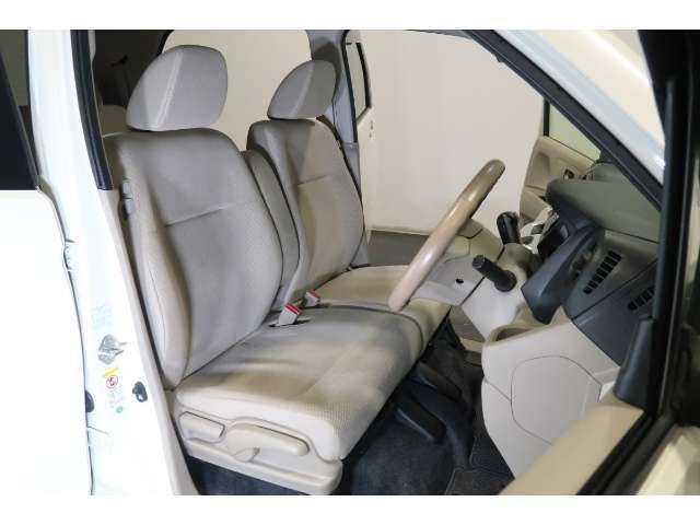 フロントシートはベンチシートタイプ♪　センターには格納式アームレストも付いています！！室内空間は広々で移動も楽々です♪狭い駐車空間など助手席ドアから出たい時にも大変便利ですよ♪