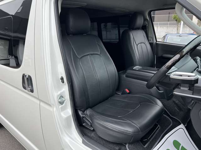 TRDフロントスポイラー/TRDマッドフラップ/XTREME-J16インチアルミホイール/純正地デジナビ/レザー調シートカバー/ドアポケットアームレスト/助手席エアバッグ/LEDヘッドライト