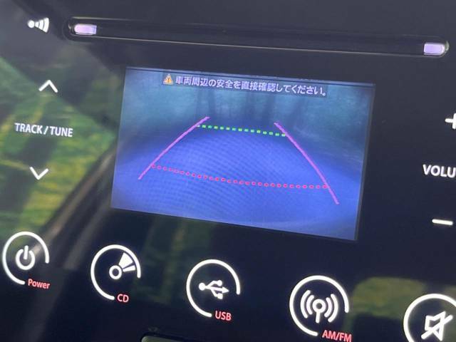 【バックカメラ】駐車時に後方がリアルタイム映像で確認できます。大型商業施設や立体駐車場での駐車時や、夜間のバック時に大活躍！運転スキルに関わらず、今や必須となった装備のひとつです！