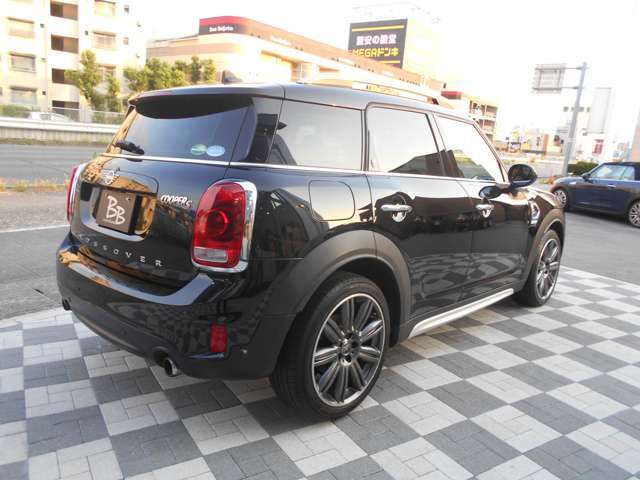 他にも電動ガラスサンルーフやHiFiラウドスピーカーシステム、アラームシステムやコンフォートアクセス、バックカメラや前後PDC、ACCや前後ドライブレコーダーなどなど、OP盛沢山のこだわり仕様です！