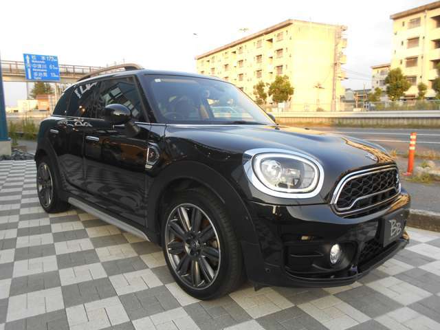 ボディカラーにはOPで「ミッドナイトブラック」がチョイスされており、ルーフやアルミホイールも黒で統一されたかっこいい仕様です。インテリアには「ブリティッシュオーク」のレザーシートが装着されております！