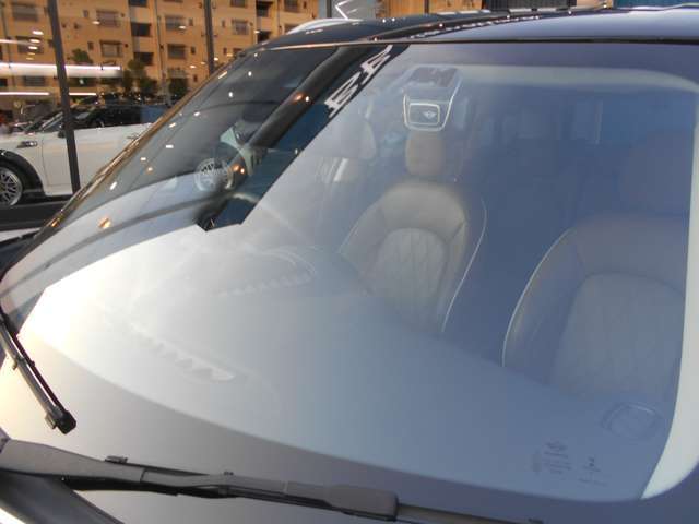 フロントとリアウィンドウにはオプションで、ドライブレコーダーが装着されております。最近はマストなアイテムになってきておりますが、初めから装着されているのは、中古車ならではの嬉しい特典ですね！