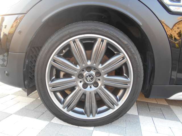 左フロントホイールです。MINIユアーズ専用デザインの19インチがチョイスされており、タイヤは4本共に2022年製のヨコハマに交換されております。残り溝はまだお使い頂いてもよいレベルかと思います！