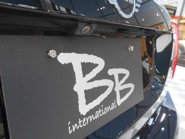 リアナンバー脇には、オプション装備でバックカメラ（PDC付）が装着されております。あまり大きな車輌ではございませんが、やっぱりあると便利な装備、初めから装着されているのは嬉しいポイントです！