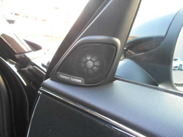 左右ピラーにツイーターが装着されているのが、ハーマンカードン製HiFiラウドスピーカーシステム装着車の証です。とっても珍しいオプションではございますが、音好きには嬉しい装備です！