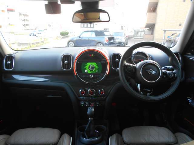 後部座席から見たインテリアです。MINIユアーズPKG装着車ですので、インテリアやステアリングのデザインが質感がいいものに変わっております。走行距離5万キロ弱の禁煙車で、綺麗な状態で保たれてますよ！
