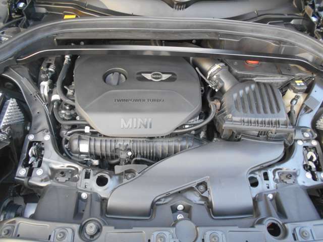 エンジンルームです。内外装・機関系共に「高品質」にはこだわりを持っております。是非一度ご来店頂き、弊社の在庫を実際に触れ、「こだわり」の高さを体感ください！