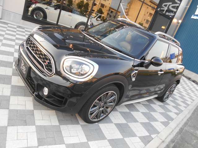 弊社は国道19号沿いにあり、大型スーパーや飲食店などの徒歩圏内です。作業の待ち時間も有効活用出来ますね♪