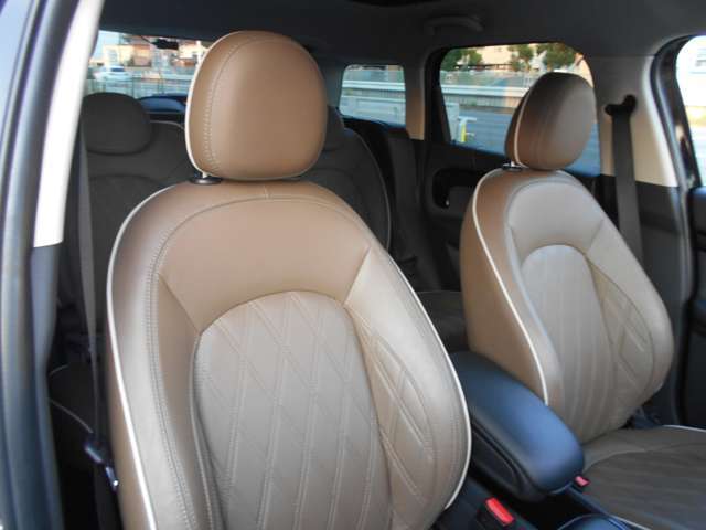 シートにはオプションで、「ブリティッシュオーク」のレザーシートが装着されております。エクステリアの黒ととてもよく似合っており、フロントではパワーシートやシートヒーター機能もお使い頂けます！