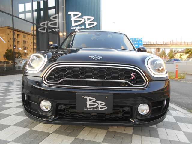 2019年式のMINIクロスオーバー、2000ccのターボ付ガソリンエンジン搭載Sグレードが入庫いたしました。ディーゼル車が多いなかとても貴重な一台で、オプション盛沢山のこだわり仕様となっております！