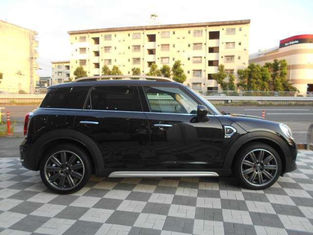 MINIユアーズPKGがオプション装備されており、19インチAWや専用デザインのステアリングとインテリアパネル、茶革シートなどの豪華な装備が備わっております。走行距離は5万キロ弱で状態はいいです！