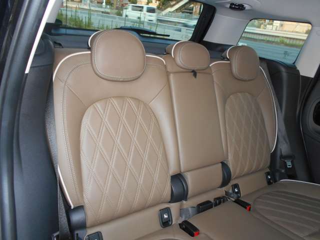 弊社1・2階は屋内型のショールームになっており、雨天時でも展示車をごゆっくりとご覧頂けるようになっております。屋内展示車であっても、定期的なエンジン始動とアイドリングは欠かさず行っております！