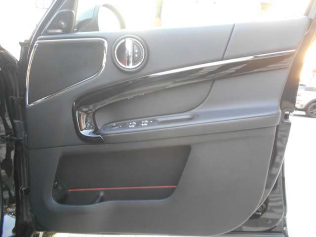 当店でショールームに隣接した場所に中部運輸局認証の自社整備工場を持ち、輸入車の整備には欠かせないコンピューターテスターも完備しております！2017年末にリニューアルし、最新鋭の装備が整っております。