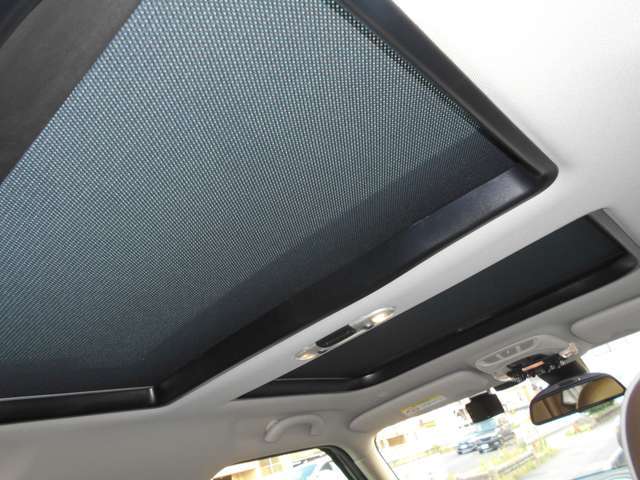 ルーフにはオプションで、電動ガラスサンルーフが装着されております。なかなか装着されていないとっても珍しいOPですが、遊び心がある嬉しい装備。ほぼ全面がガラスになっておりますので、開放感があります！
