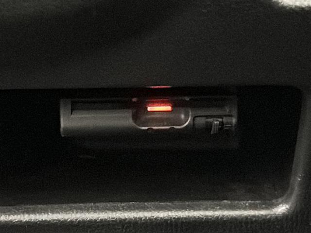 【ETC】有料道路を利用する際に料金所で停止することなく通過できる、ETC車載器（ノンストップ自動料金収受システム機器）が装備されています。セットアップを行うことで利用可能になります。