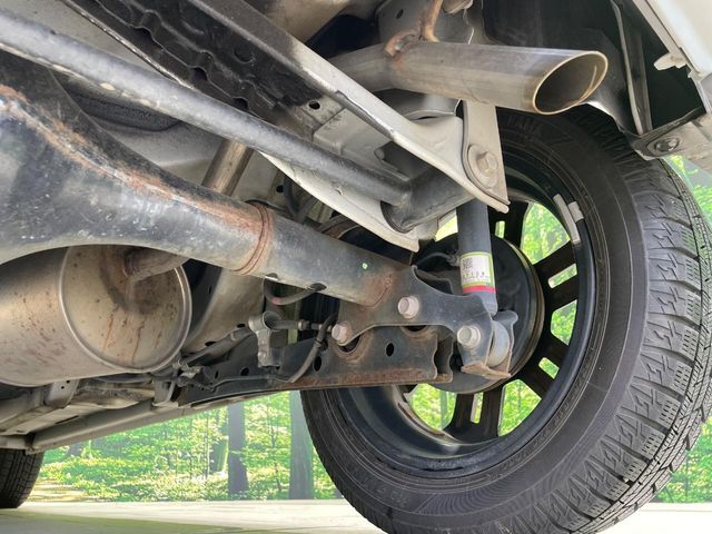お車を安心してお乗りいただく為には、足回りの定期点検が欠かせません。サービスサポート（有償保証）では無料点検もご提供しており、安心のカーライフをお過ごしいただけるサポート体制が整っています。