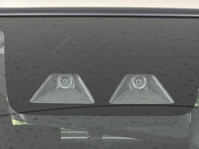 【スマートアシスト】走行中に前方の車両等を認識し、衝突しそうな時は警報とブレーキで衝突回避と被害軽減をアシスト。より安全にドライブをお楽しみいただけます。