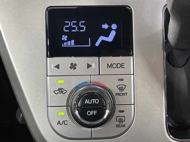 【オートエアコン】一度お好みの温度に設定すれば、車内の温度を検知し風量や温度を自動で調整。暑い…寒い…と何度もスイッチ操作をする必要はありません。快適な車内空間には必須の機能ですね♪