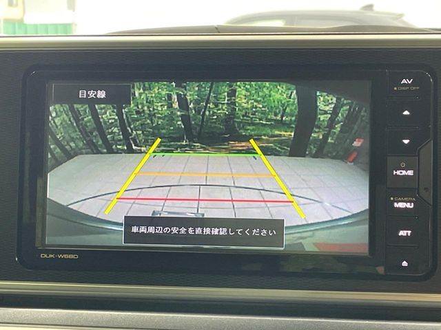 【バックカメラ】駐車時に後方がリアルタイム映像で確認できます。大型商業施設や立体駐車場での駐車時や、夜間のバック時に大活躍！運転スキルに関わらず、今や必須となった装備のひとつです！